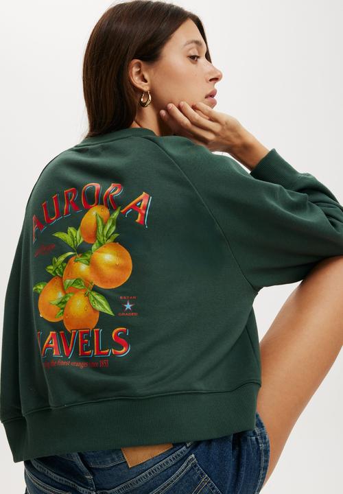 Cotton On - Classic fleece graphic raglan crew sweatshirt - aorora navels/pine forest green