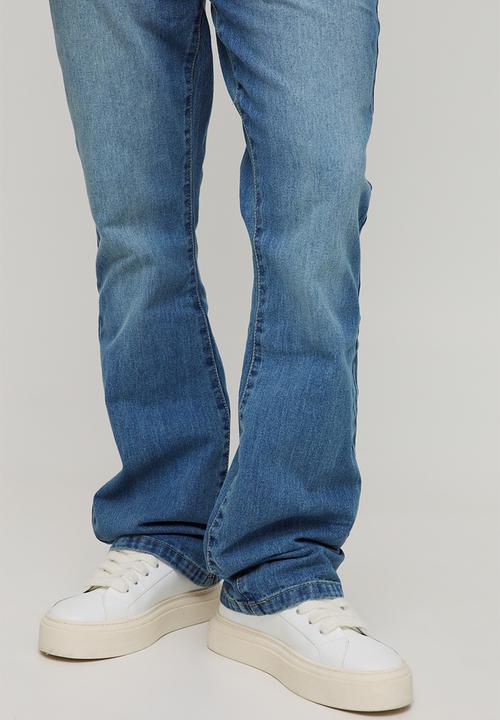 boohooMAN - Slim Rigid Flare Jean - Mid Blue