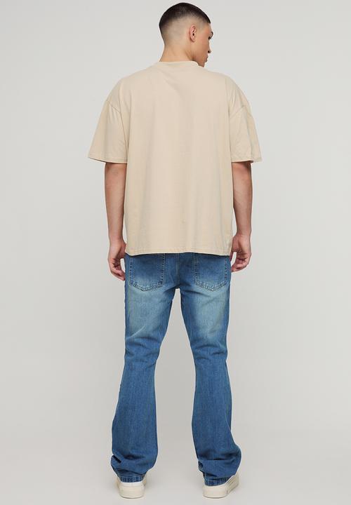 boohooMAN - Slim Rigid Flare Jean - Mid Blue