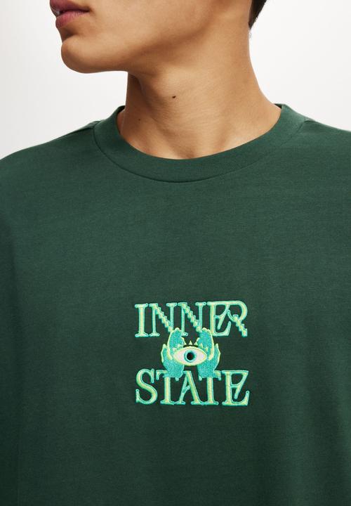 Cotton On - Box Fit Graphic T-Shirt - Pineneedle Green/Inner State