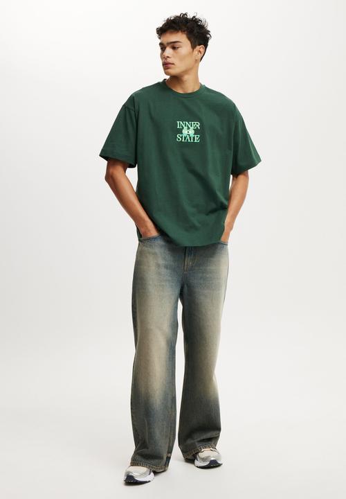 Cotton On - Box Fit Graphic T-Shirt - Pineneedle Green/Inner State