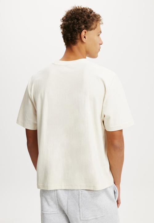 Cotton On - Cropped Fit Graphic T-Shirt - Creampuff/Greenwich Ldn