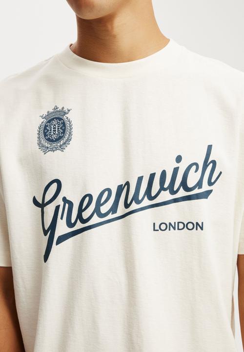Cotton On - Cropped Fit Graphic T-Shirt - Creampuff/Greenwich Ldn