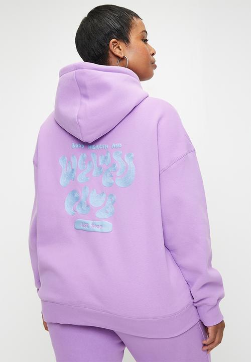 Cotton On - Plus Plush Premium Graphic Hoodie - Cyber Grape/Wellness Club Windsurfer