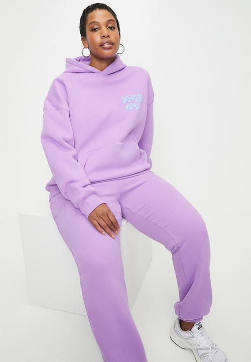 Cotton On - Plus Plush Premium Graphic Hoodie - Cyber Grape/Wellness Club Windsurfer
