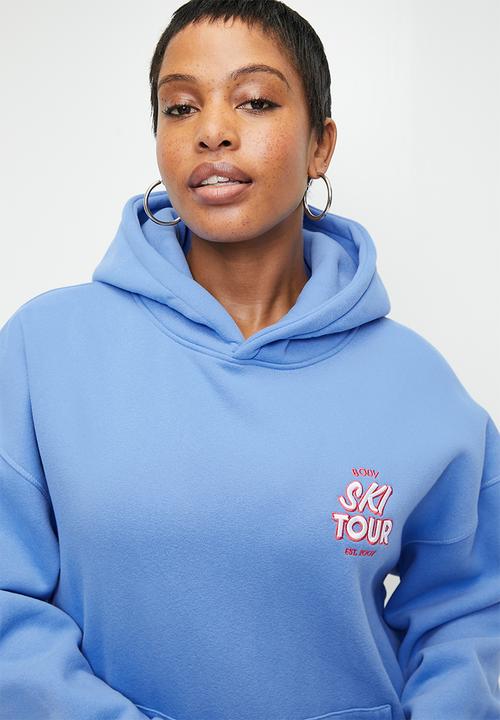 Cotton On - Plus Plush Premium Graphic Hoodie - Gumball/Ski Tour