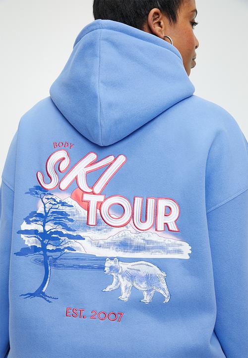 Cotton On - Plus Plush Premium Graphic Hoodie - Gumball/Ski Tour