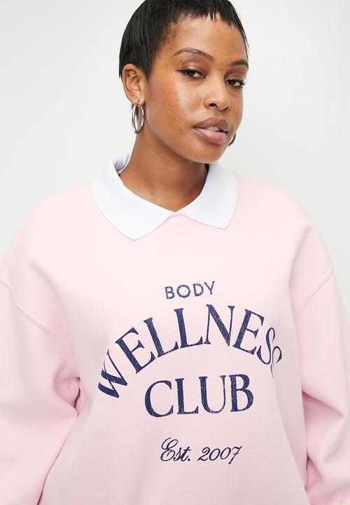 Cotton On - Plus Plush Collar Sweatshirt - Cherry Dream/Wellness Club