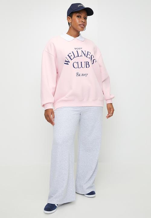 Cotton On - Plus Plush Collar Sweatshirt - Cherry Dream/Wellness Club