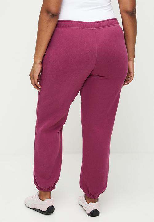Cotton On - Plus Plush Essential Gym Sweatpant - Sangria/Outdoor Club