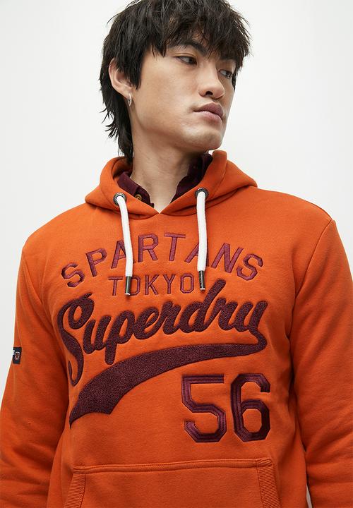 Superdry. - ATHLETIC SCRIPT GRAPHIC HOODIE - Denim Co Rust Orange