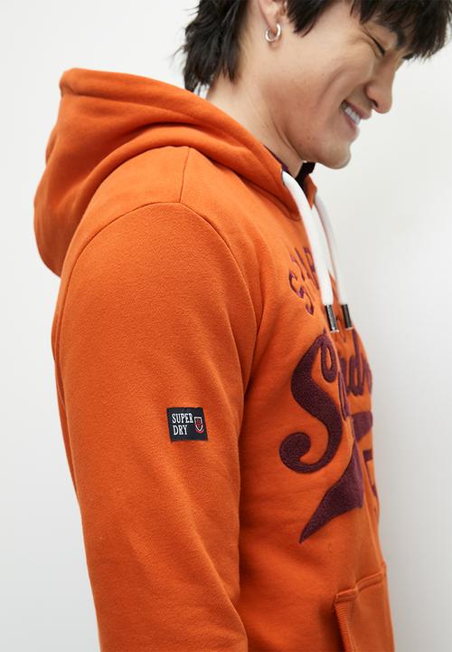 Superdry. - ATHLETIC SCRIPT GRAPHIC HOODIE - Denim Co Rust Orange