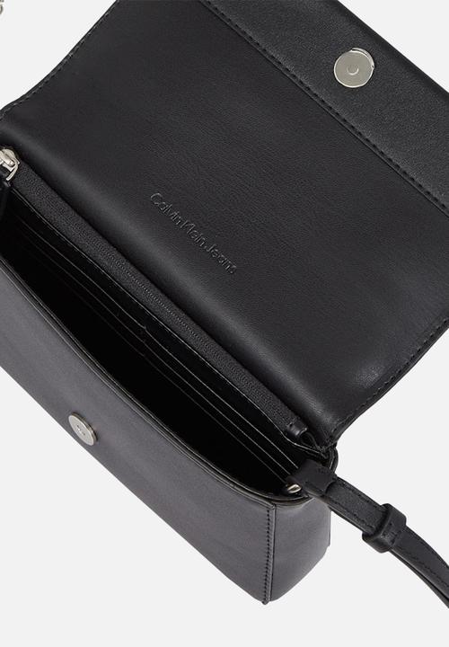 Calvin Klein - Sculpted ew flap phone cb mono - black/white