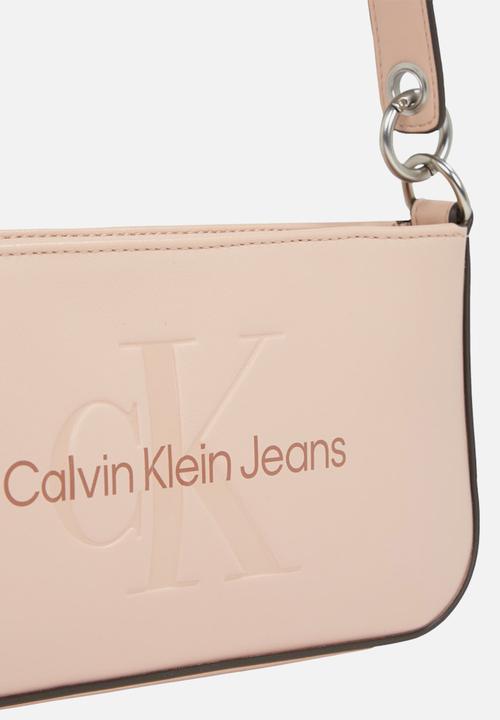 Calvin Klein - Sculpted shoulder pouch25 mono - rose dust
