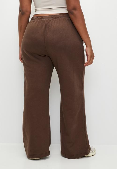 Cotton On - Plus  classic fleece wide leg sweatpant - chocolate