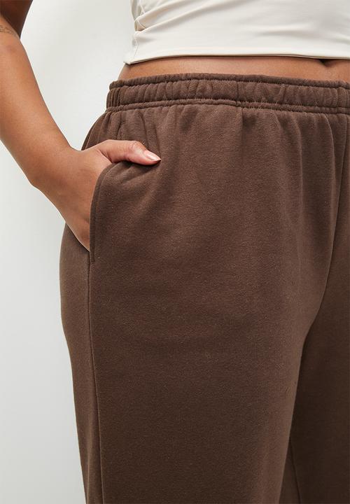 Cotton On - Plus  classic fleece wide leg sweatpant - chocolate