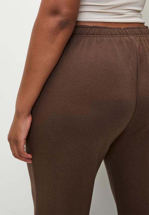 Cotton On - Plus  classic fleece wide leg sweatpant - chocolate