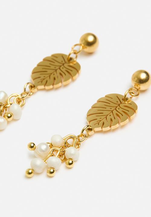 Zoe on Trend - Vogue pearl and leaf drop earrings - gold 