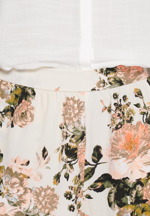 VILA - Flourish spring shorts