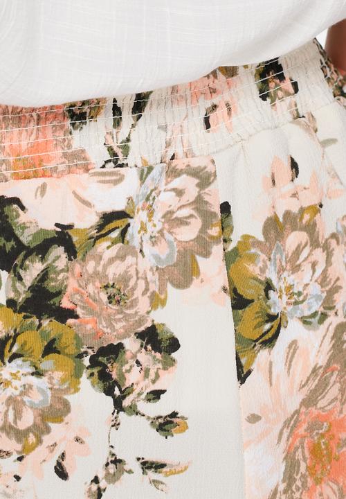VILA - Flourish spring shorts