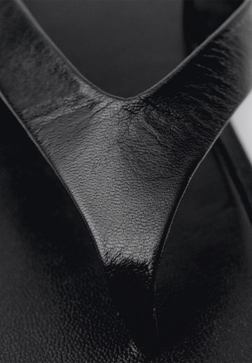 MANGO - Somni leather thong - black