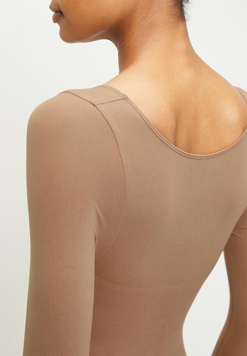 Easy Curves Shapewear - Sculpt long sleeve v-neck bodysuit - beige