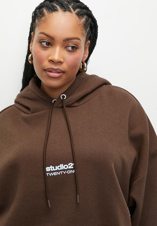 Cotton On - Plus classic fleece graphic hoodie - studio 21 stars/chocolate