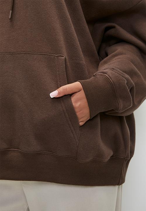Cotton On - Plus classic fleece graphic hoodie - studio 21 stars/chocolate