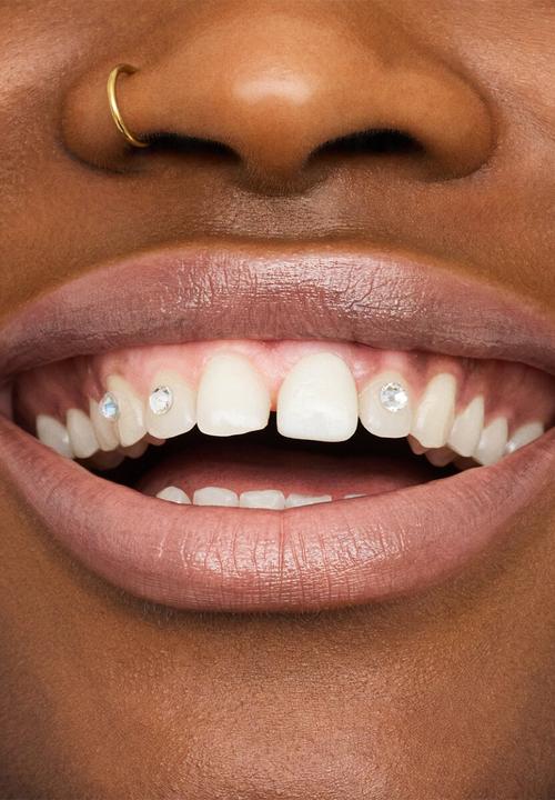 essence - Glossy Glaze High Shine Lipstick 02 - On Cloud Nude