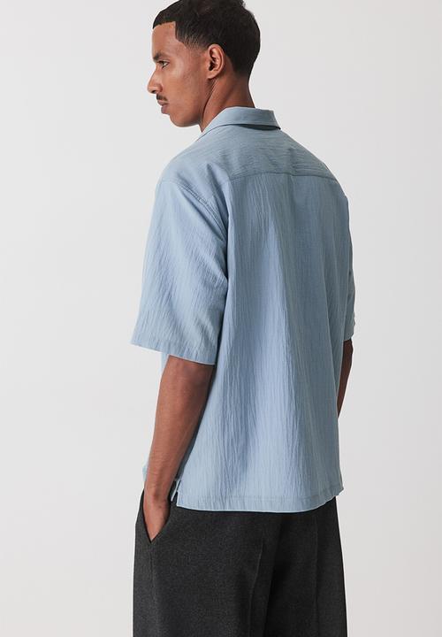 H&M - Regular fit crinkled short-sleeved shirt - light blue