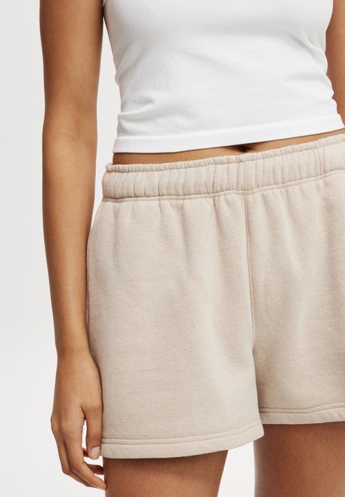 Cotton On - Plush Essential Gym Short - Sesame Marle