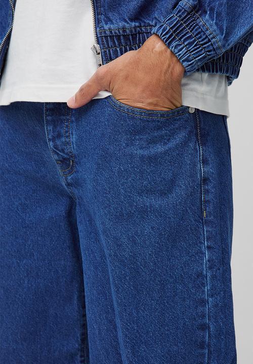 boohooMAN - Embroidered Relaxed Fit Jeans - Mid Blue