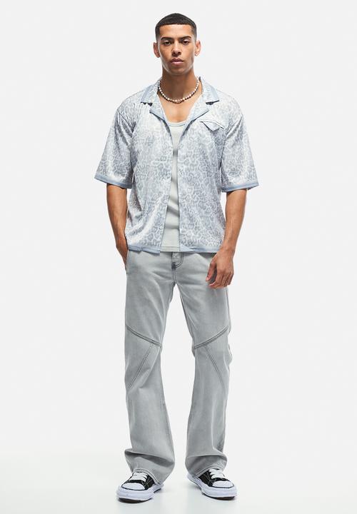 boohooMAN - Oversized Boxy Leopard Print Satin Shirt - light grey