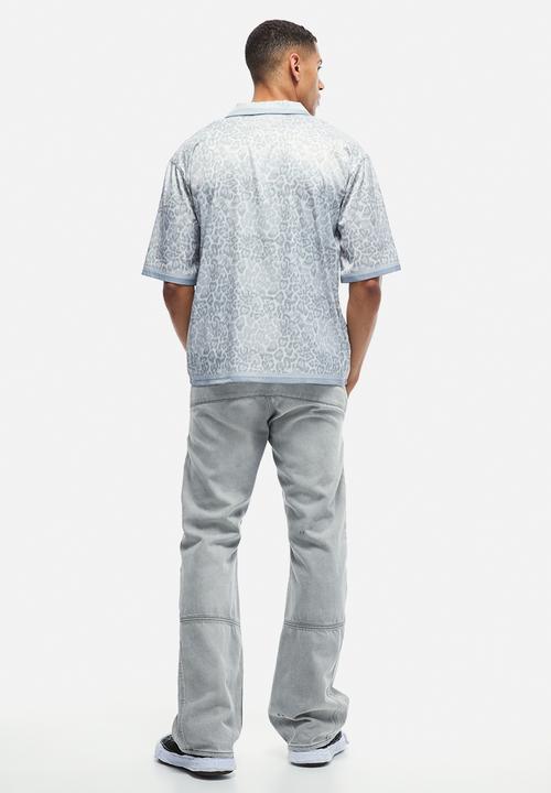 boohooMAN - Oversized Boxy Leopard Print Satin Shirt - light grey