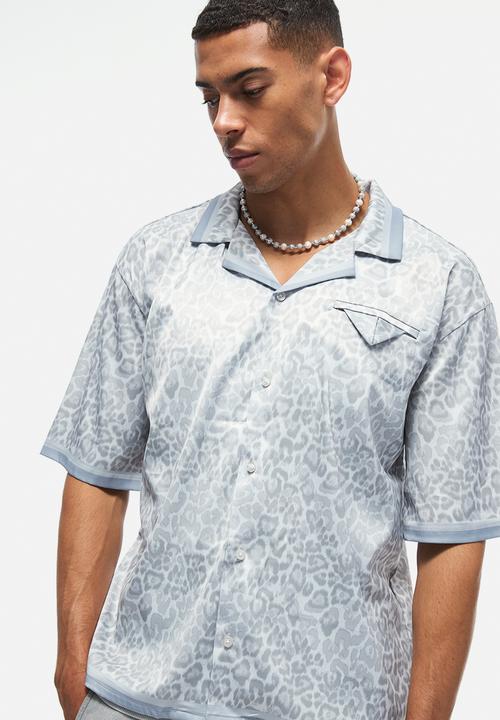 boohooMAN - Oversized Boxy Leopard Print Satin Shirt - light grey