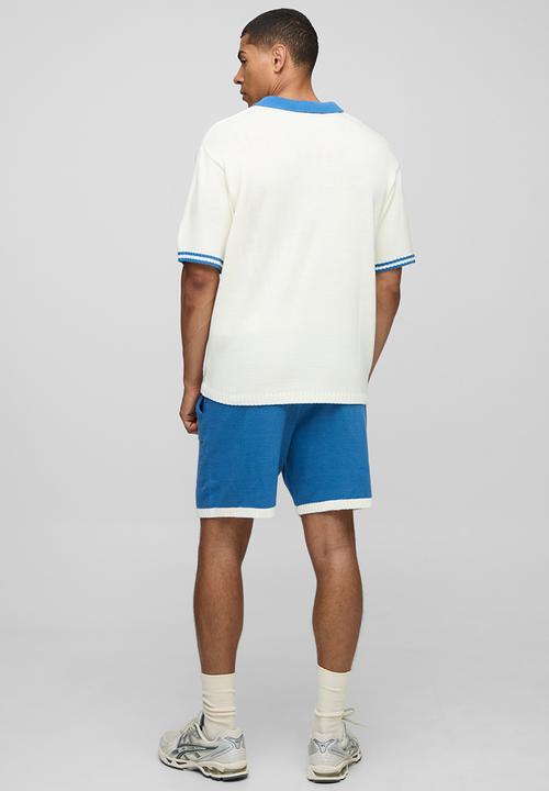 boohooMAN - Oversized V Neck Limited Edition Short Sleeve Knitted Polo - White