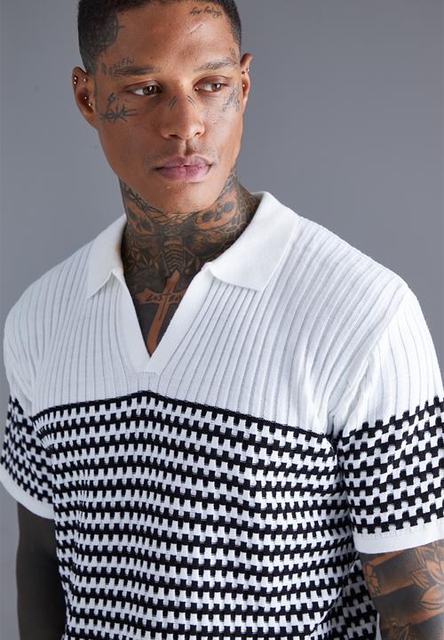 boohooMAN - Regular Fit V Neck Striped Knitted Polo - White & Black