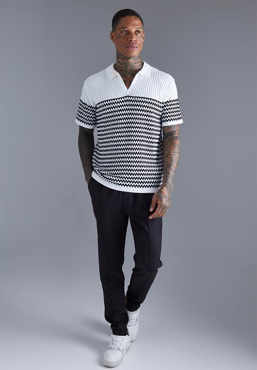 boohooMAN - Regular Fit V Neck Striped Knitted Polo - White & Black