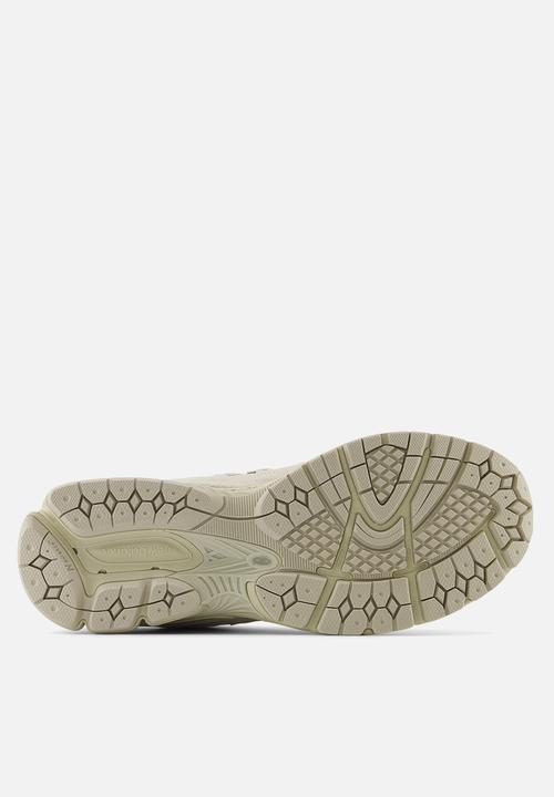 New Balance  - U2002R v1 - timberwolf
