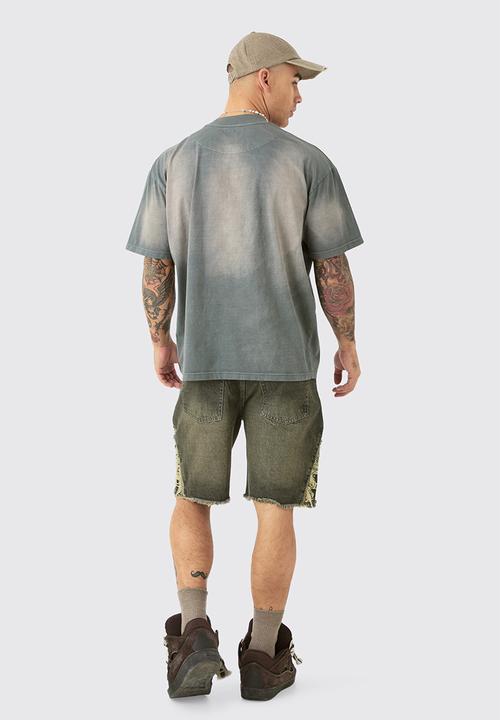 boohooMAN - Relaxed Rigid Extreme Side Ripped Denim Short In Antique Gr - Antique Wash