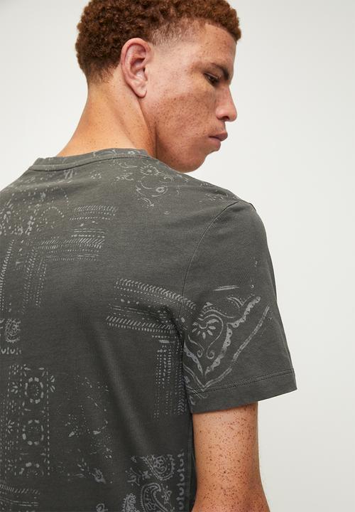 GUESS - Short sleeve cn lasered aop tee - aop asphalt bandana