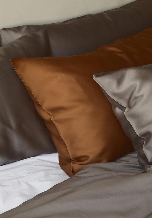 H&M - Satin pillowcase - brown