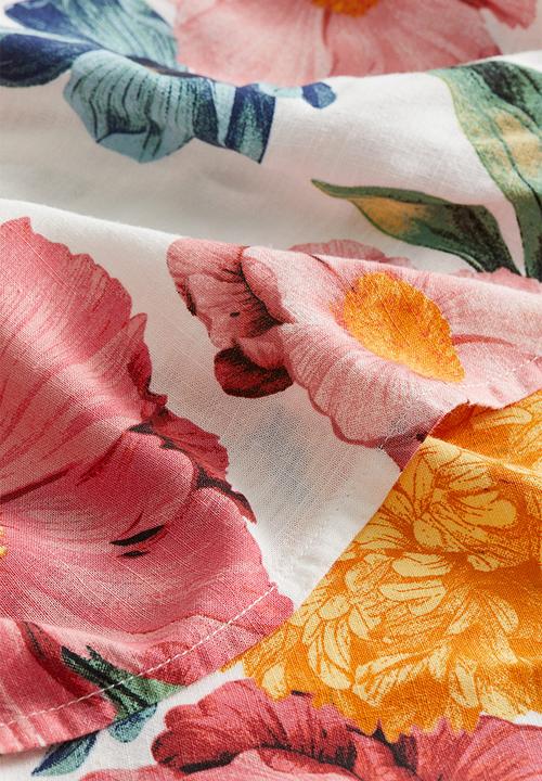 H&M - Patterned tablecloth - white floral 