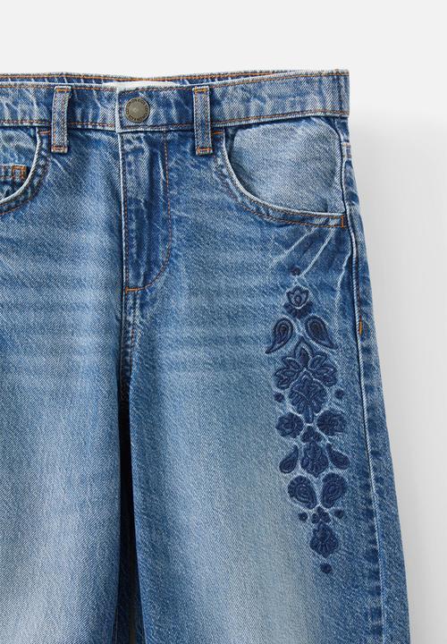 Cotton On - Unisex barrel leg denim jean - blue haven mid blue/embroidery