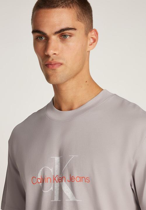 Calvin Klein - TEXTURED MONOLOGO TEE - ATMOSPHERE