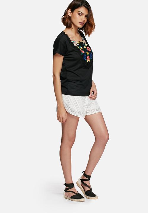 Vero Moda - Camilla embroidered tee