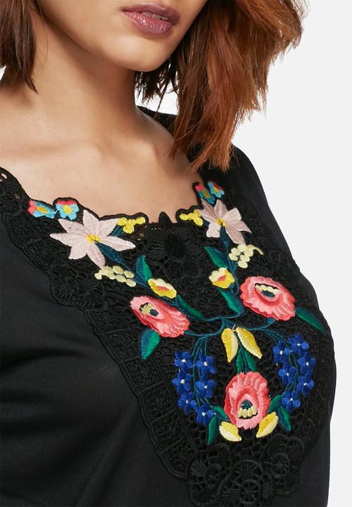 Vero Moda - Camilla embroidered tee