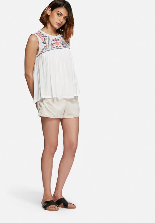 Vero Moda - Larisa embroidered top