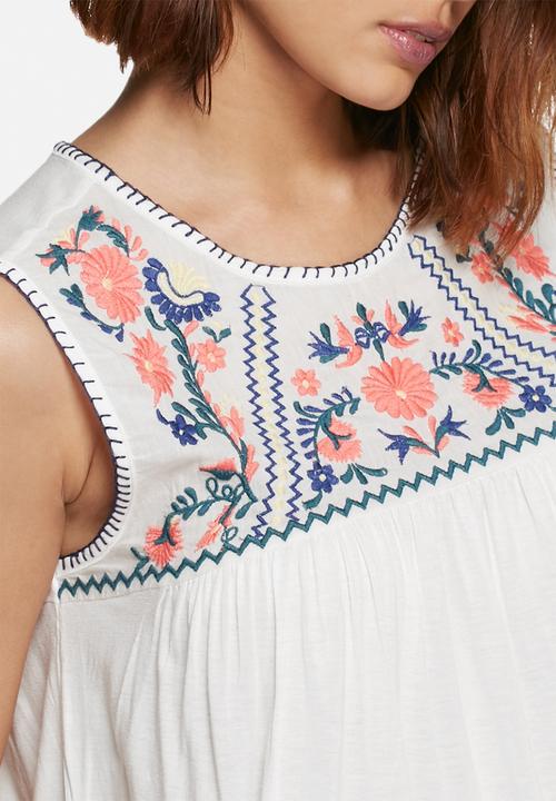 Vero Moda - Larisa embroidered top