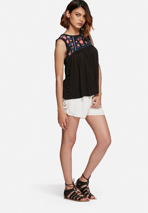 Vero Moda - Larisa embroidered top